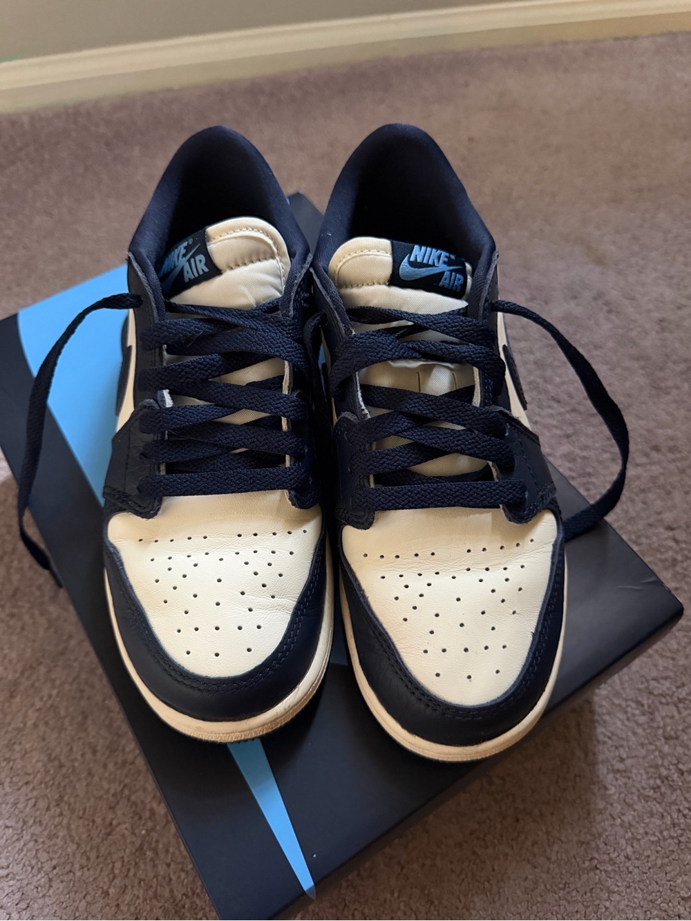 Nike Air Jordan 1 Retro Low-Top Sneakers in Navy and Cream - Picture 2 of 9